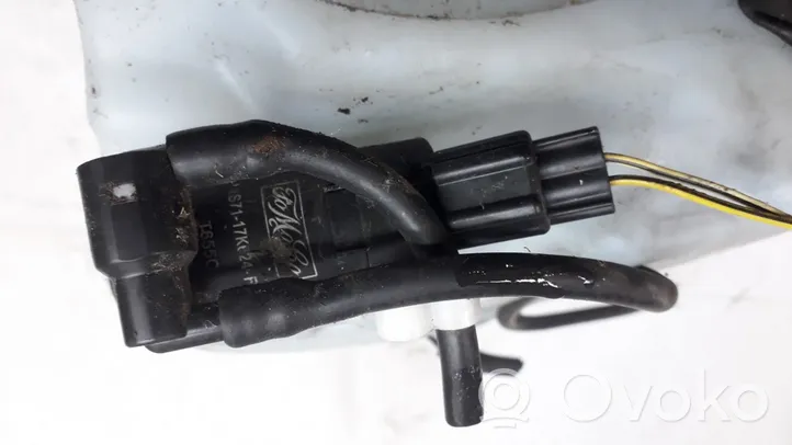 Volvo C30 Tuulilasi tuulilasinpesimen pumppu 1S7117K024FF