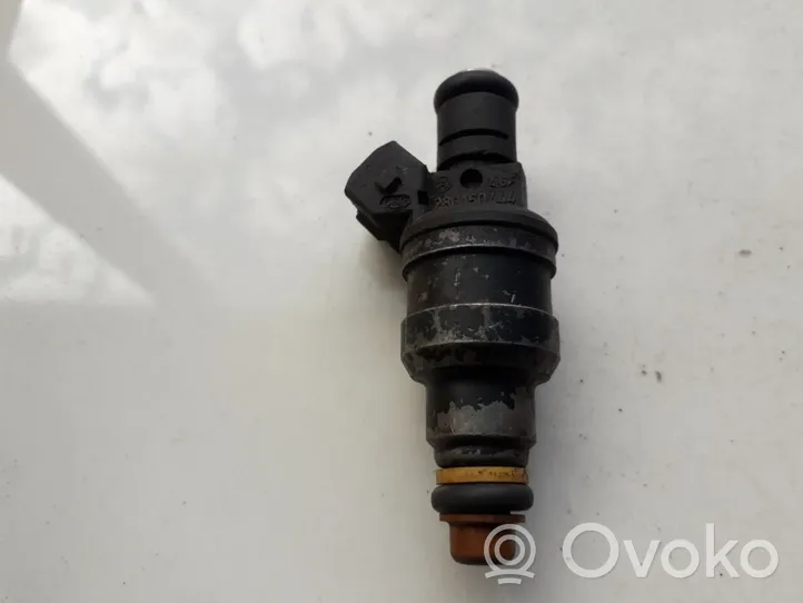 Volkswagen PASSAT B5 Inyector de combustible 058133551A