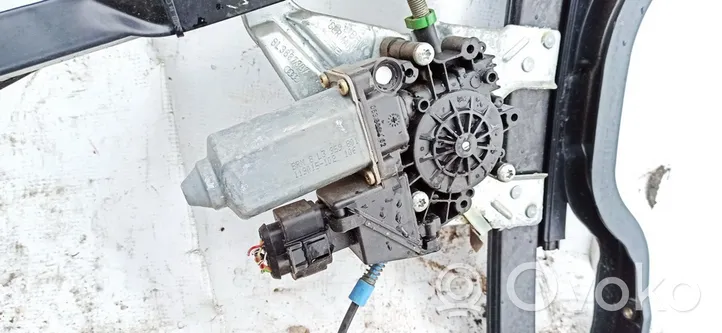 Renault Clio II Moteur de lève-vitre de porte avant 8l3837397