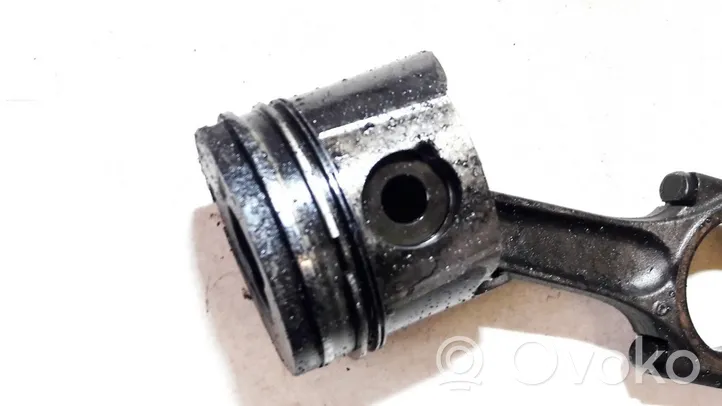 Peugeot 307 Piston avec bielle 