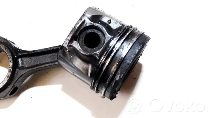 Ford Focus Piston with connecting rod 