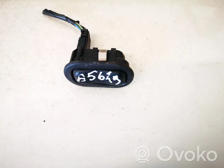 Audi A4 S4 B5 8D Interruptor del elevalunas eléctrico 90561388