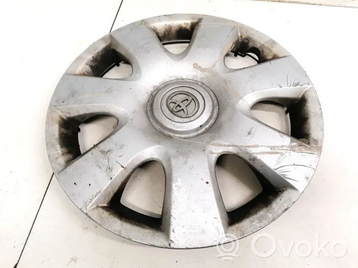 Toyota Avensis Verso R15 wheel hub/cap/trim 