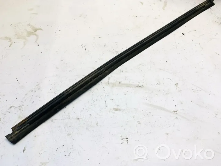 Opel Omega B1 Rivestimento modanatura del vetro della portiera posteriore 