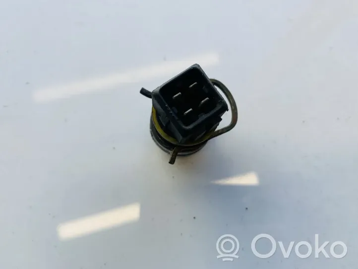 Audi A4 S4 B5 8D Kühlmitteltemperatur Sensor Fühler Geber 357919501a