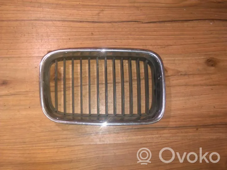 BMW 3 E36 Grille de calandre avant 51138122238