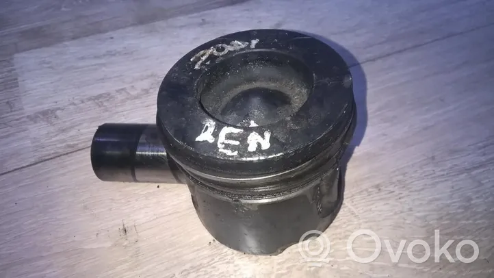 Renault Trafic II (X83) Piston 10653