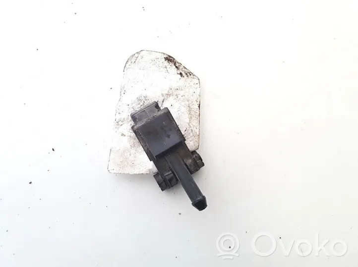 Volkswagen PASSAT B5 Windshield washer spray nozzle 