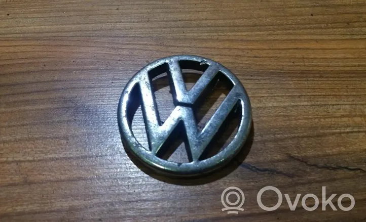 Volkswagen Golf II Mostrina con logo/emblema della casa automobilistica 