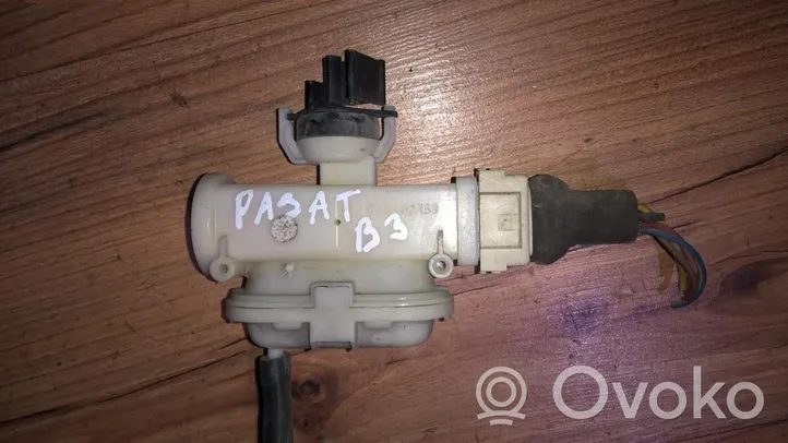 Volkswagen PASSAT B3 Keskuslukituksen alipainepumppu 357862153