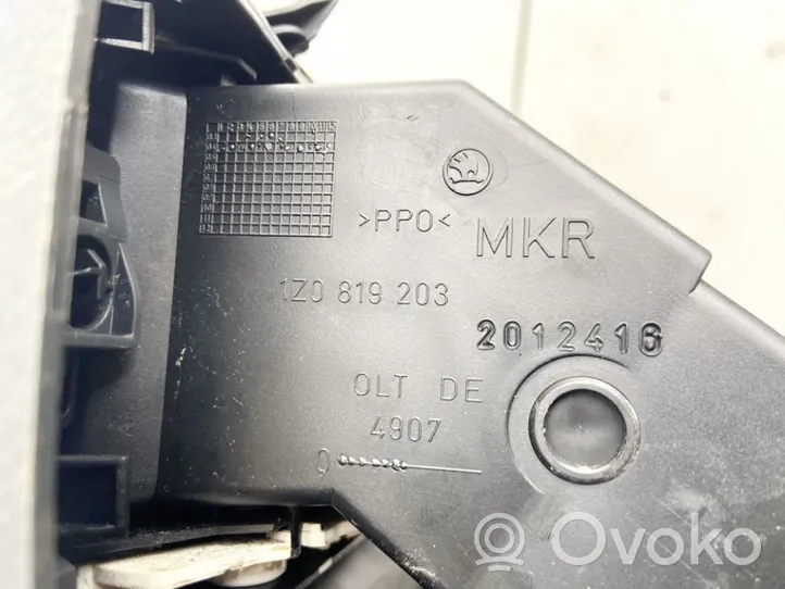 Skoda Octavia Mk2 (1Z) Dash center air vent grill 1Z0819203