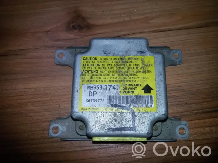 Mitsubishi Colt Gaisa spilvenu vadības bloks mb953174