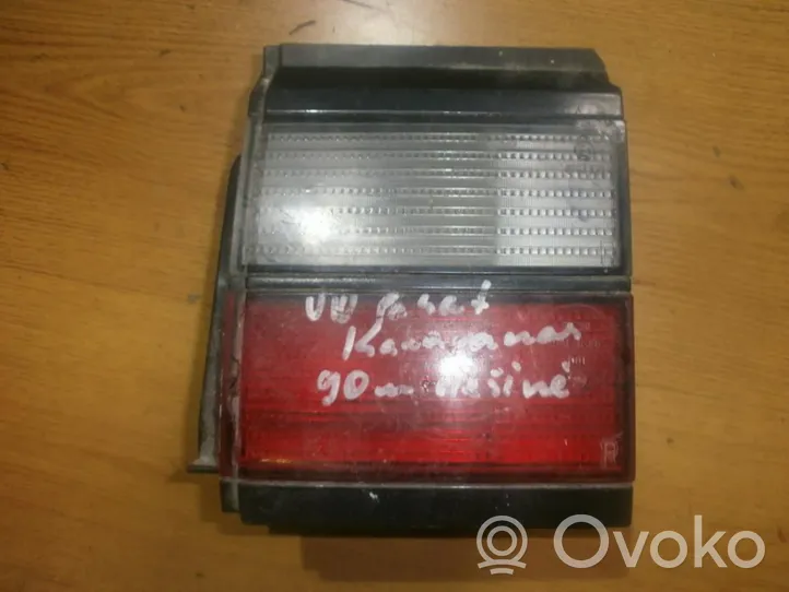 Volkswagen PASSAT B3 Lampy tylnej klapy bagażnika 357945108