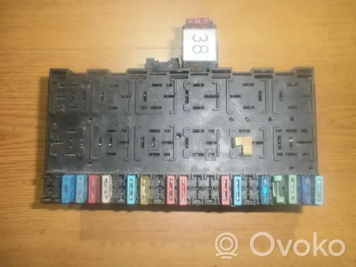 Volkswagen PASSAT B3 Fuse box set 357937039