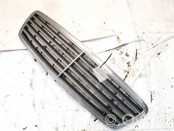 Mercedes-Benz C W203 Grille de calandre avant a2038800183