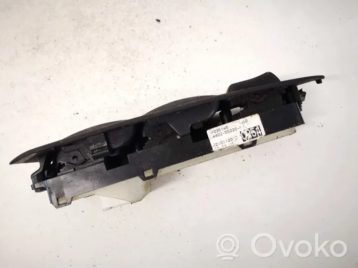 Toyota Avensis T250 Interruttore di controllo dell’alzacristalli elettrico 8480205220b0