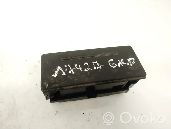 Audi A6 S6 C5 4B Auton tuhkakuppi 4B0857406