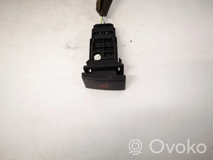 Toyota Avensis T250 Botón interruptor de luz de peligro 157963