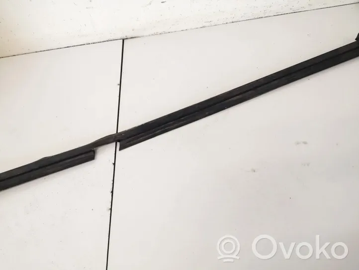 Opel Omega B1 Rivestimento modanatura del vetro della portiera posteriore 