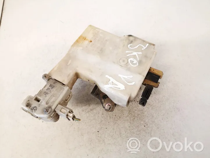 Skoda Octavia Mk1 (1U) Takaluukun ulkopuolinen lukko 1u9827565