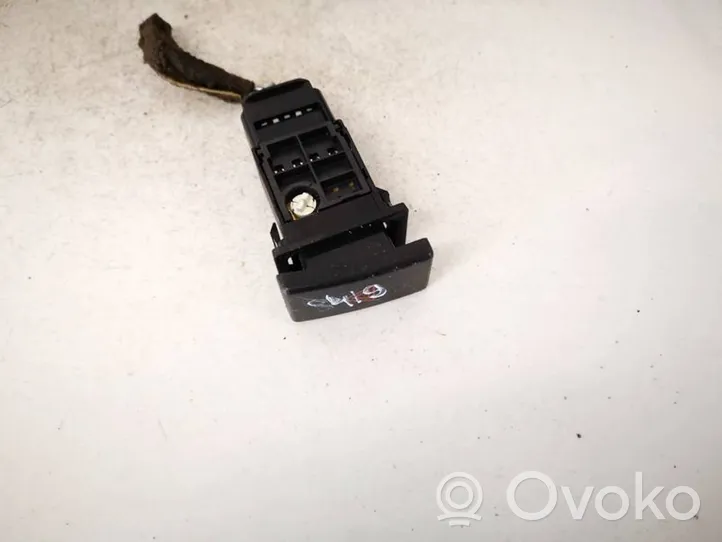 Toyota Avensis T250 Botón interruptor de luz de peligro 157963