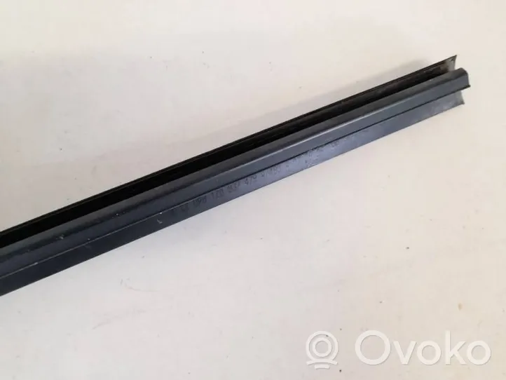 Skoda Octavia Mk2 (1Z) Rivestimento modanatura del vetro della portiera anteriore 1z0837479a