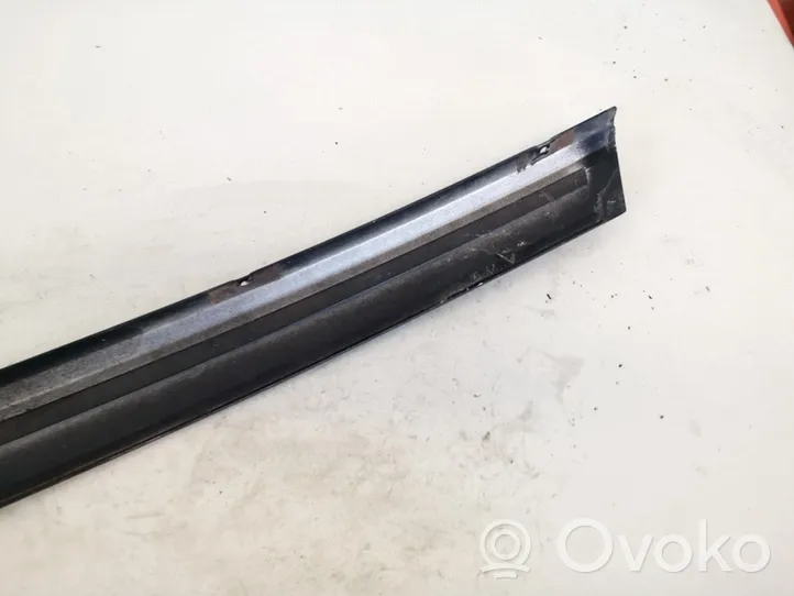 Audi 80 90 S2 B4 Rivestimento modanatura del vetro della portiera posteriore 