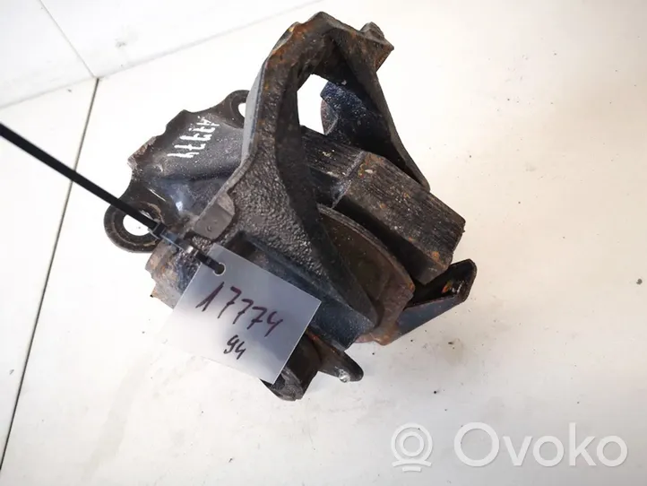 Volkswagen Jetta V Engine mount bracket 