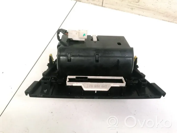 Toyota Avensis T270 Peleninė panelėje 8395005030