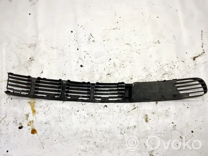 Volkswagen PASSAT B5 Etupuskurin alempi jäähdytinsäleikkö 3b0853677