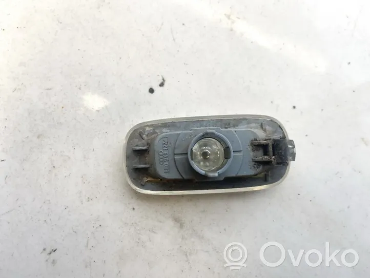 Audi A6 S6 C5 4B Indicatore di direzione del parafango anteriore 8e0949127