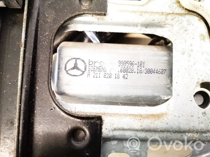 Mercedes-Benz C W203 Priekinis varikliukas langų pakėlėjo a2118201842