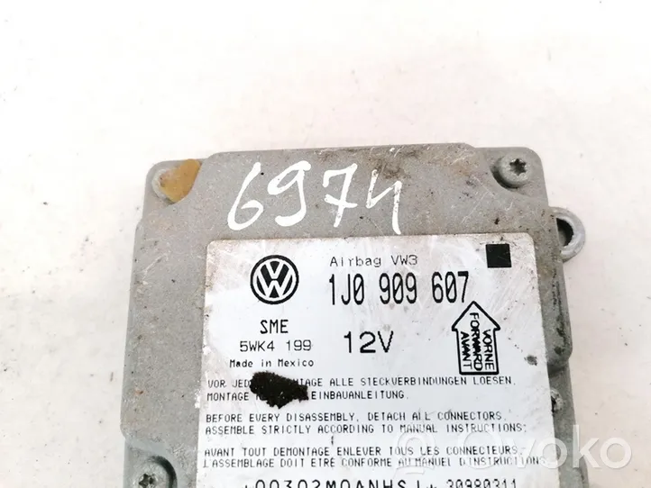 Volkswagen PASSAT B5 Sterownik / Moduł Airbag 1J0909607