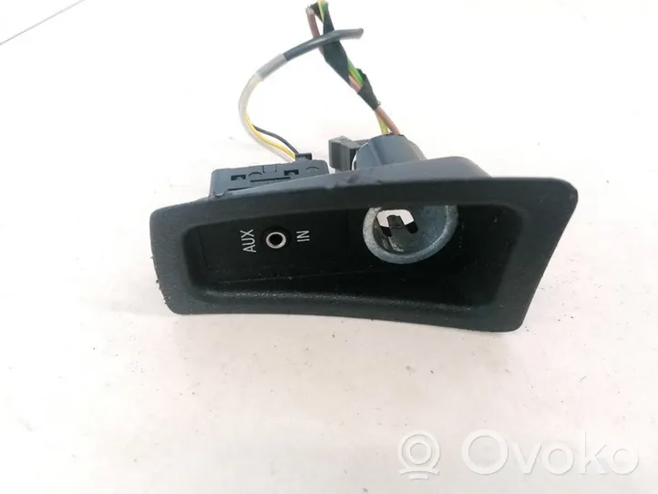 BMW 1 E81 E87 USB-pistokeliitin 61316930561