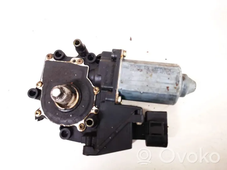 Audi A4 S4 B5 8D Moteur de lève-vitre de porte avant 0536001402