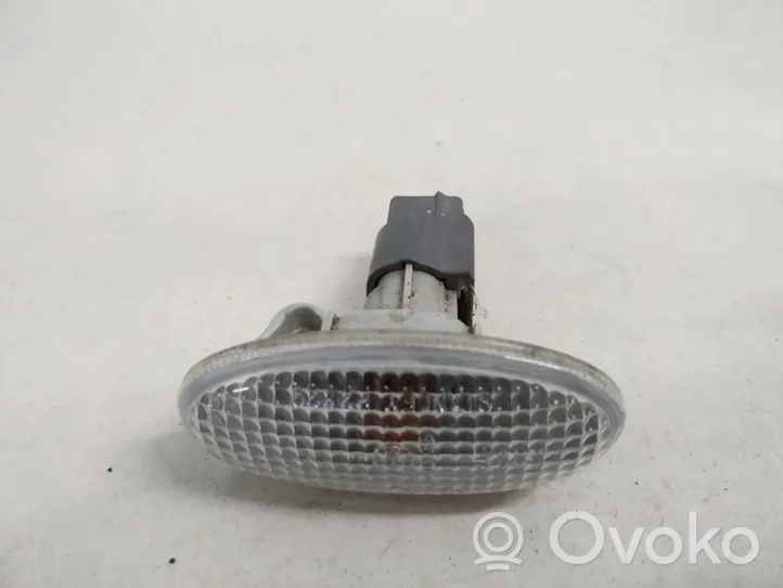 Audi A6 S6 C4 4A Front fender indicator light 