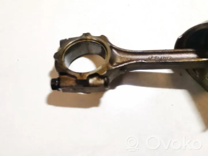 Hyundai Trajet Piston with connecting rod 