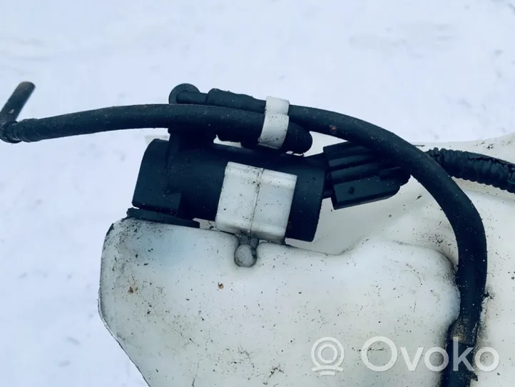 Volvo V50 Tuulilasi tuulilasinpesimen pumppu 1s7117k624