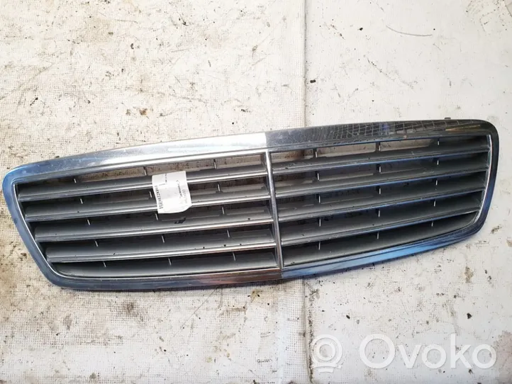 Mercedes-Benz C W203 Grille de calandre avant pilkas