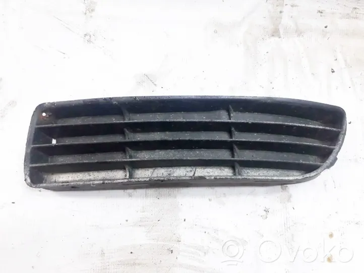 Audi A4 S4 B5 8D Grille inférieure de pare-chocs avant 8d0807345b