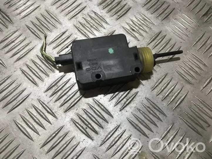 Mercedes-Benz ML W163 Motor de bloqueo de puertas a1636300167