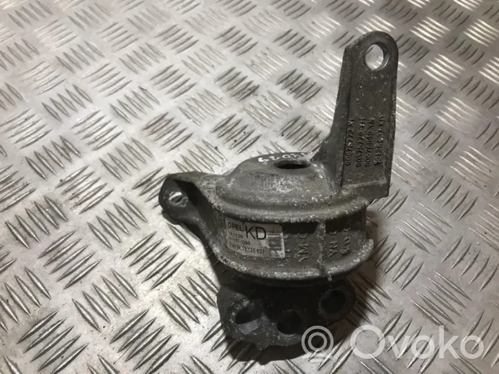 Opel Astra H Engine mount bracket 90575772