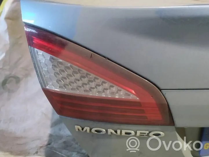 Ford Mondeo MK IV Galinis žibintas dangtyje 