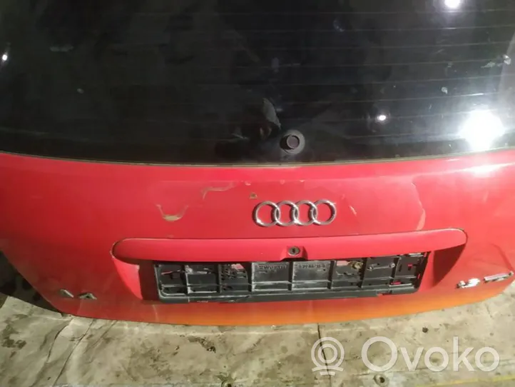 Audi A4 S4 B5 8D Couvercle de coffre raudonas