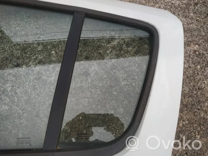 Dacia Sandero Vetro del deflettore posteriore 