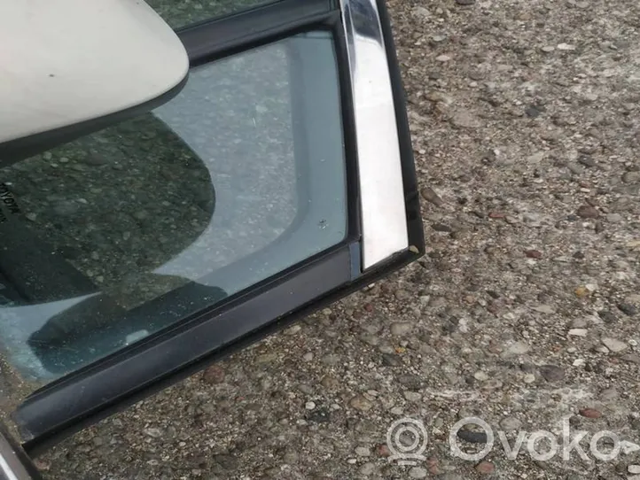 Toyota Avensis T270 Fenêtre latérale avant / vitre triangulaire (4 portes) 