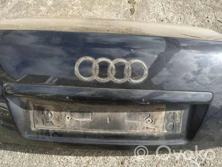 Audi A8 S8 D3 4E Takaluukun rekisterikilven valon palkki 