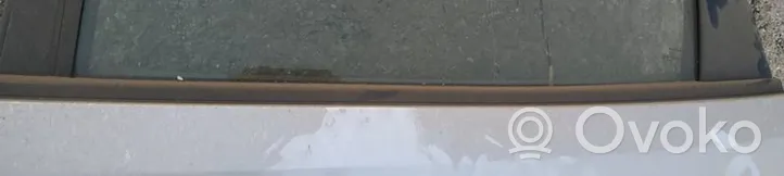 Nissan Almera Tino Galinių durų stiklo apdaila 