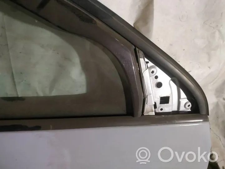 Volkswagen Jetta V Moulure de vitre de la porte avant 