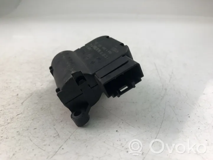 Volkswagen Touran I Intake manifold valve actuator/motor 0132801338